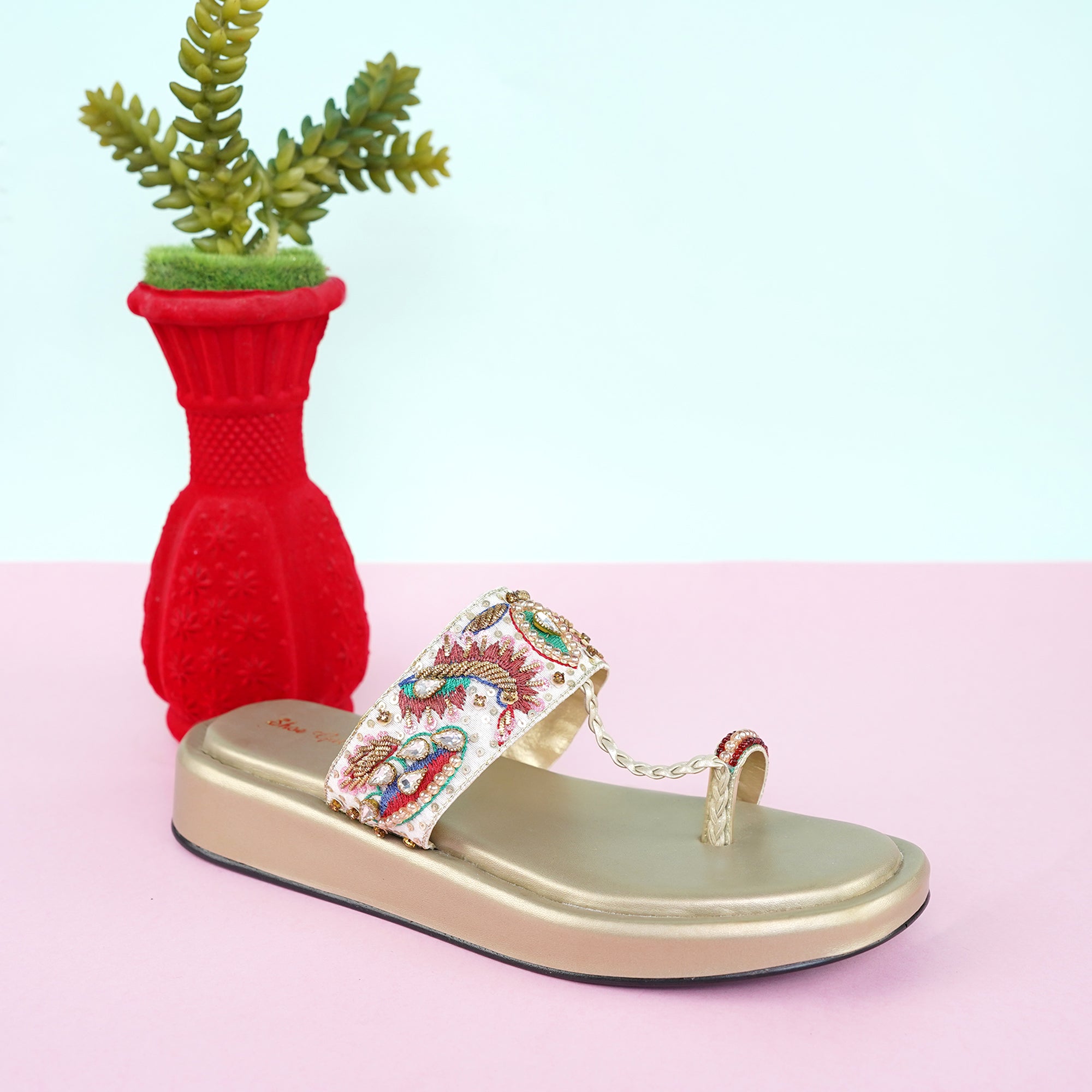 Embroided toe ring Golden chappal
