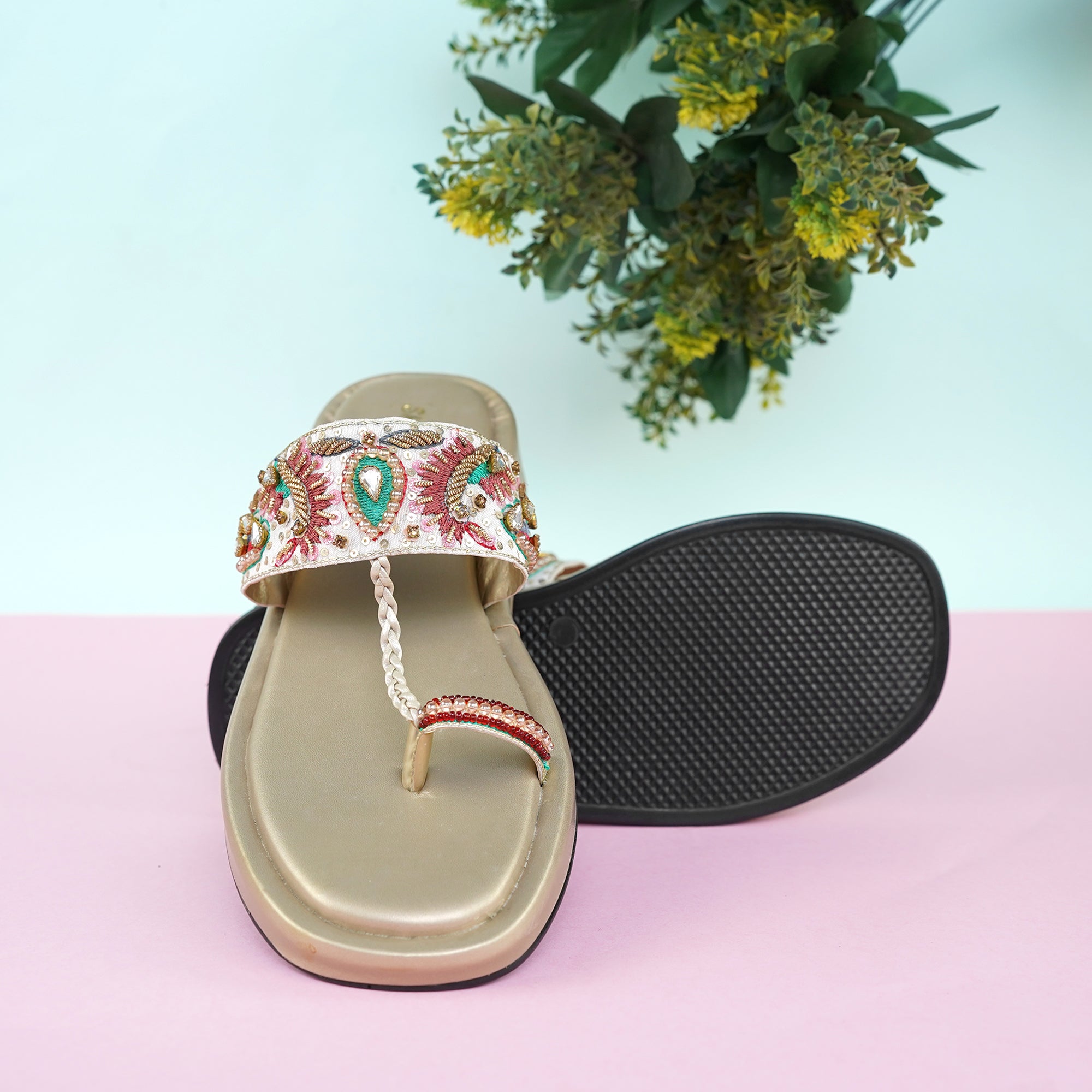Embroided toe ring Golden chappal