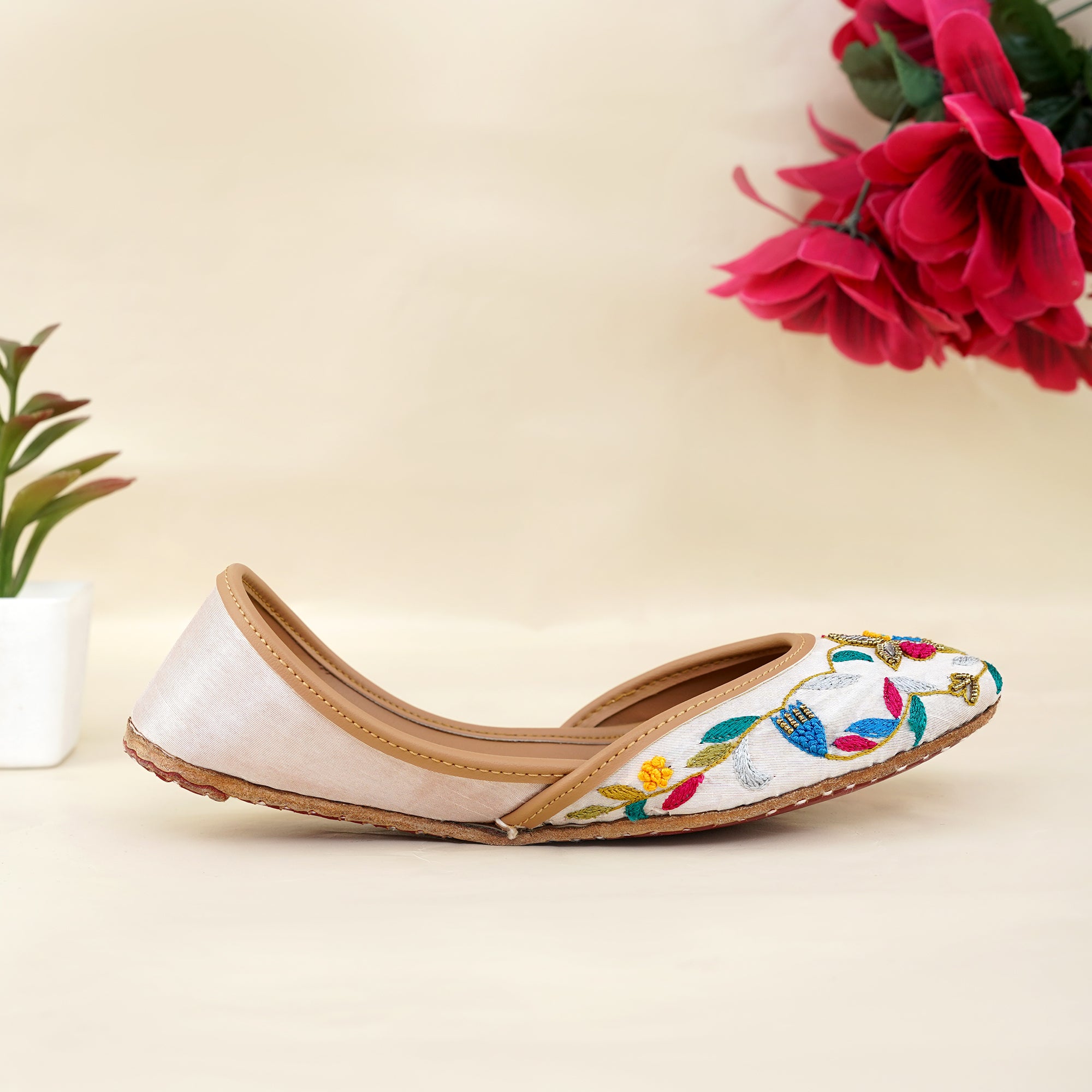 Flora woven white khusa